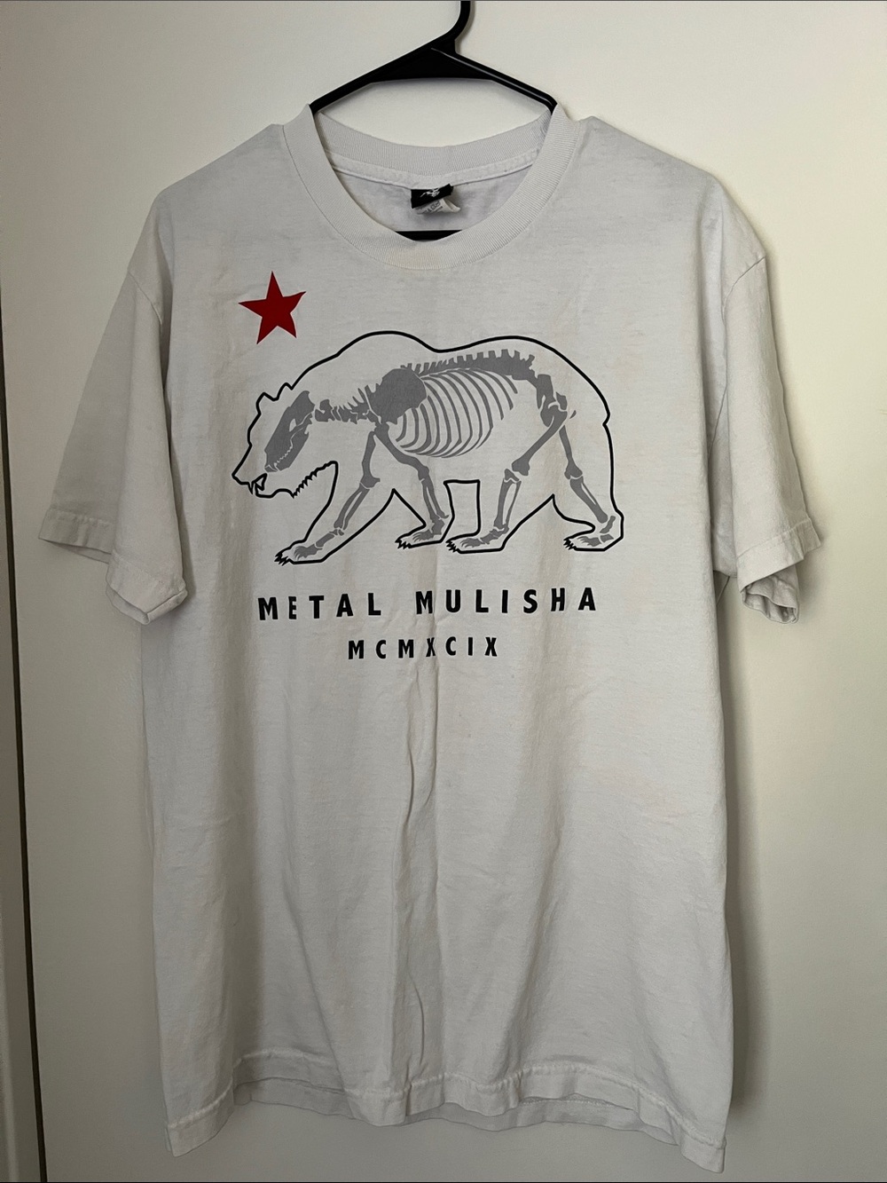 Metal Mulisha White Graphic Tee with Red Star & Gray Skeletal Bear 1999 Men's L